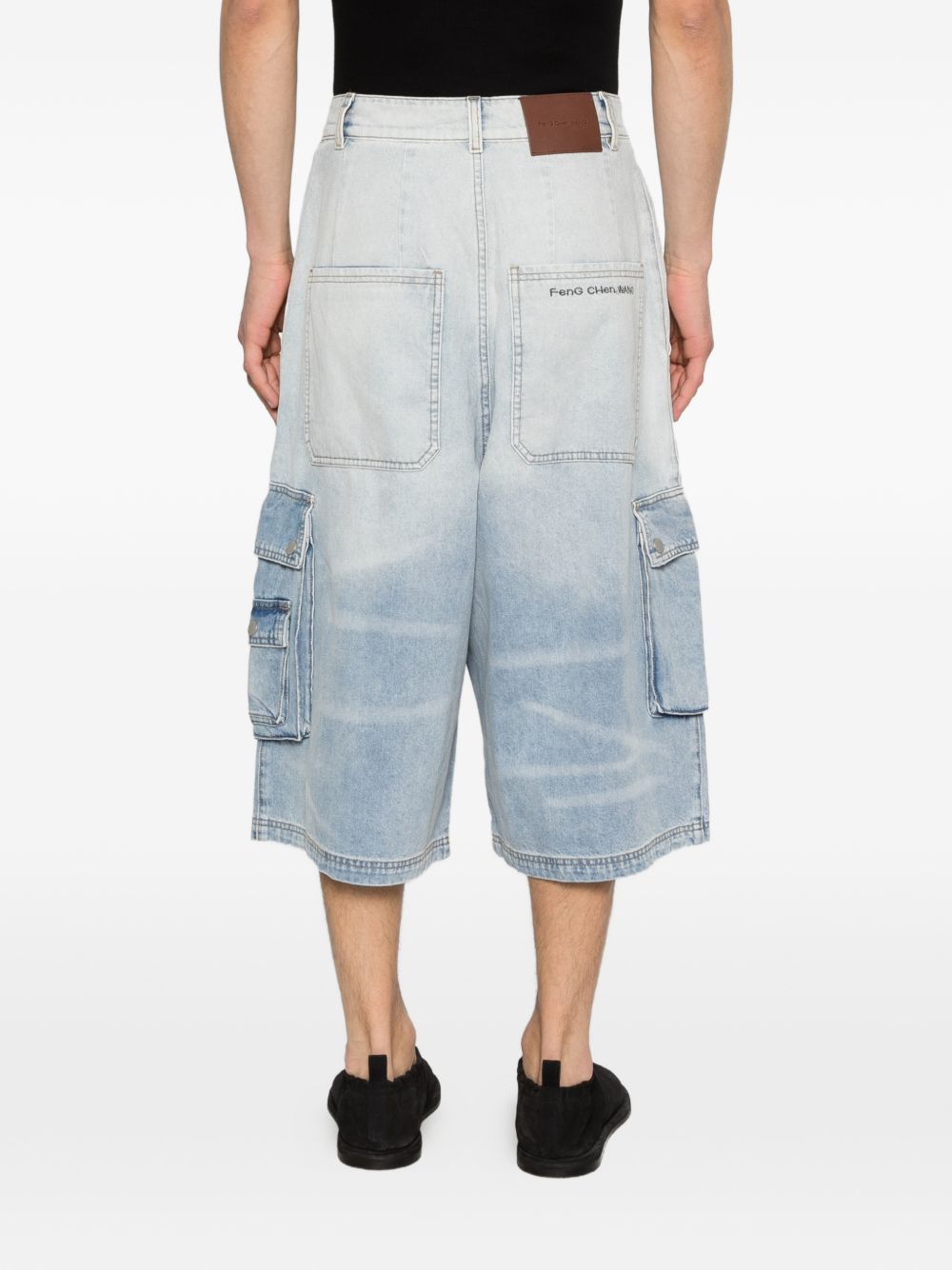 Pantaloncini con tasche cargo in blu Feng chen wang - uomo 
