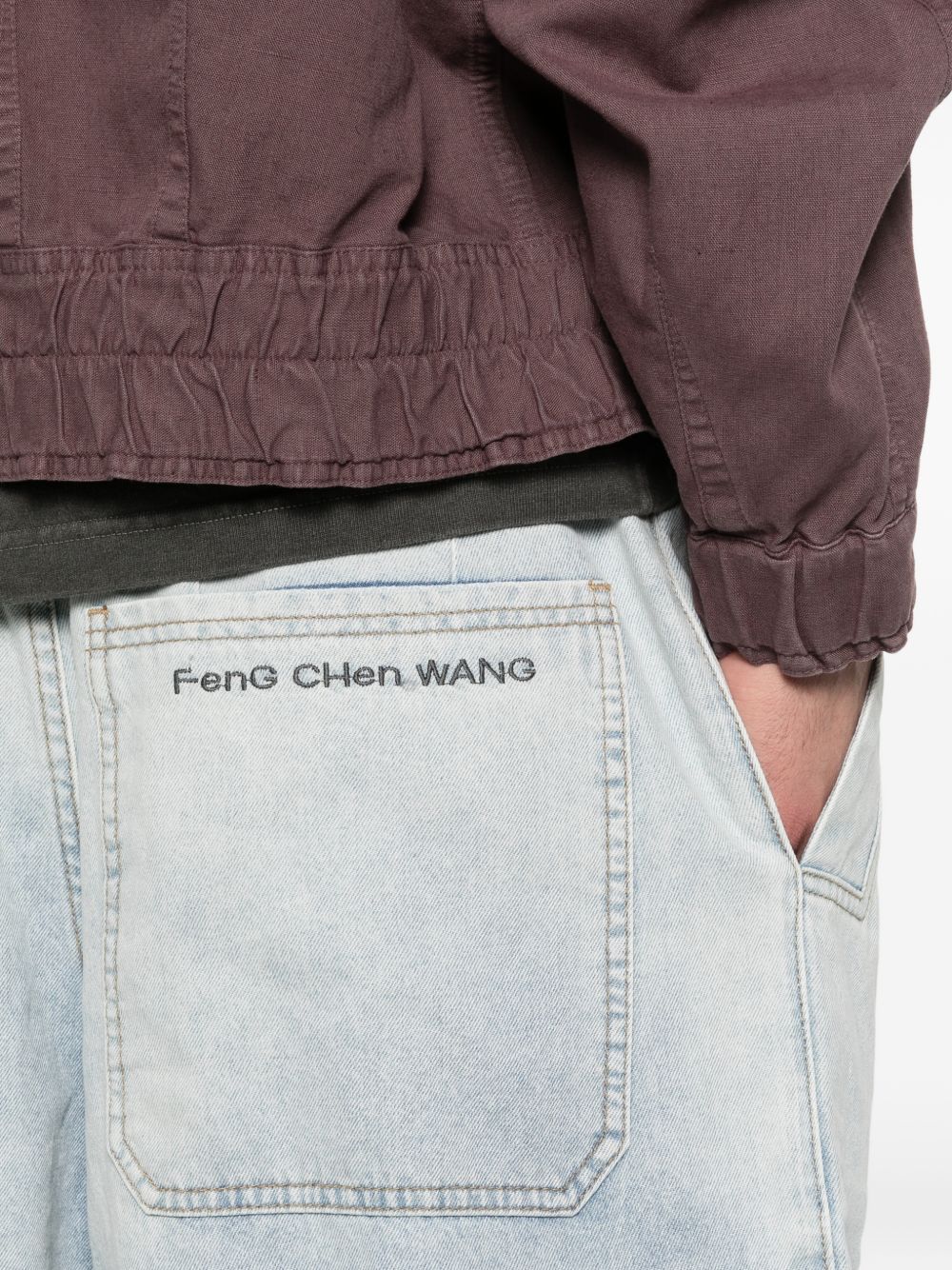 Pantaloncini con tasche cargo in blu Feng chen wang - uomo 