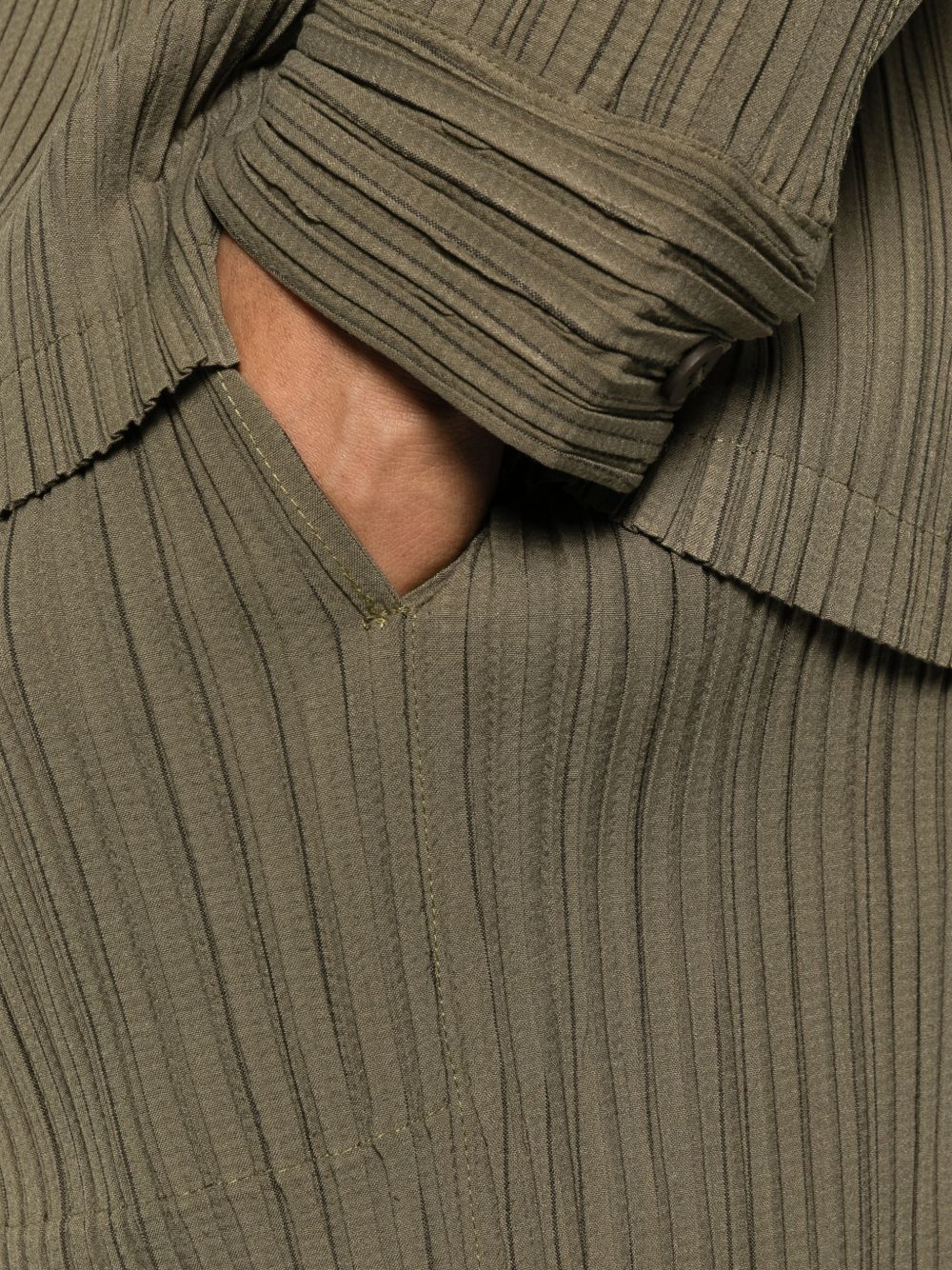 Pantaloncini elasticizzati con pieghe in verde Gongdid design - uomo 