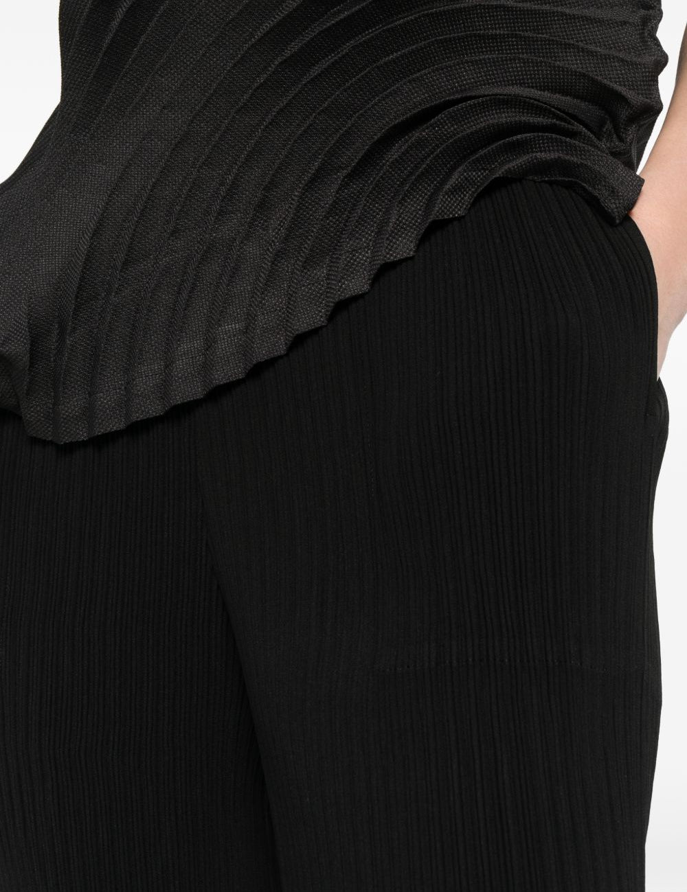 Pantaloni con pieghe in nero Issey miyake  - donna 