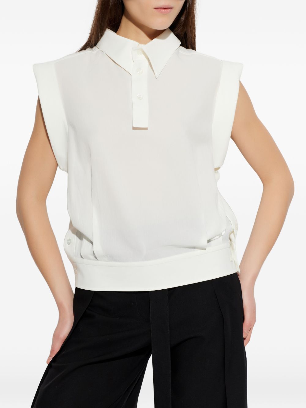 Camicia smanicata con colletto classico in bianco - Issey Miyake 