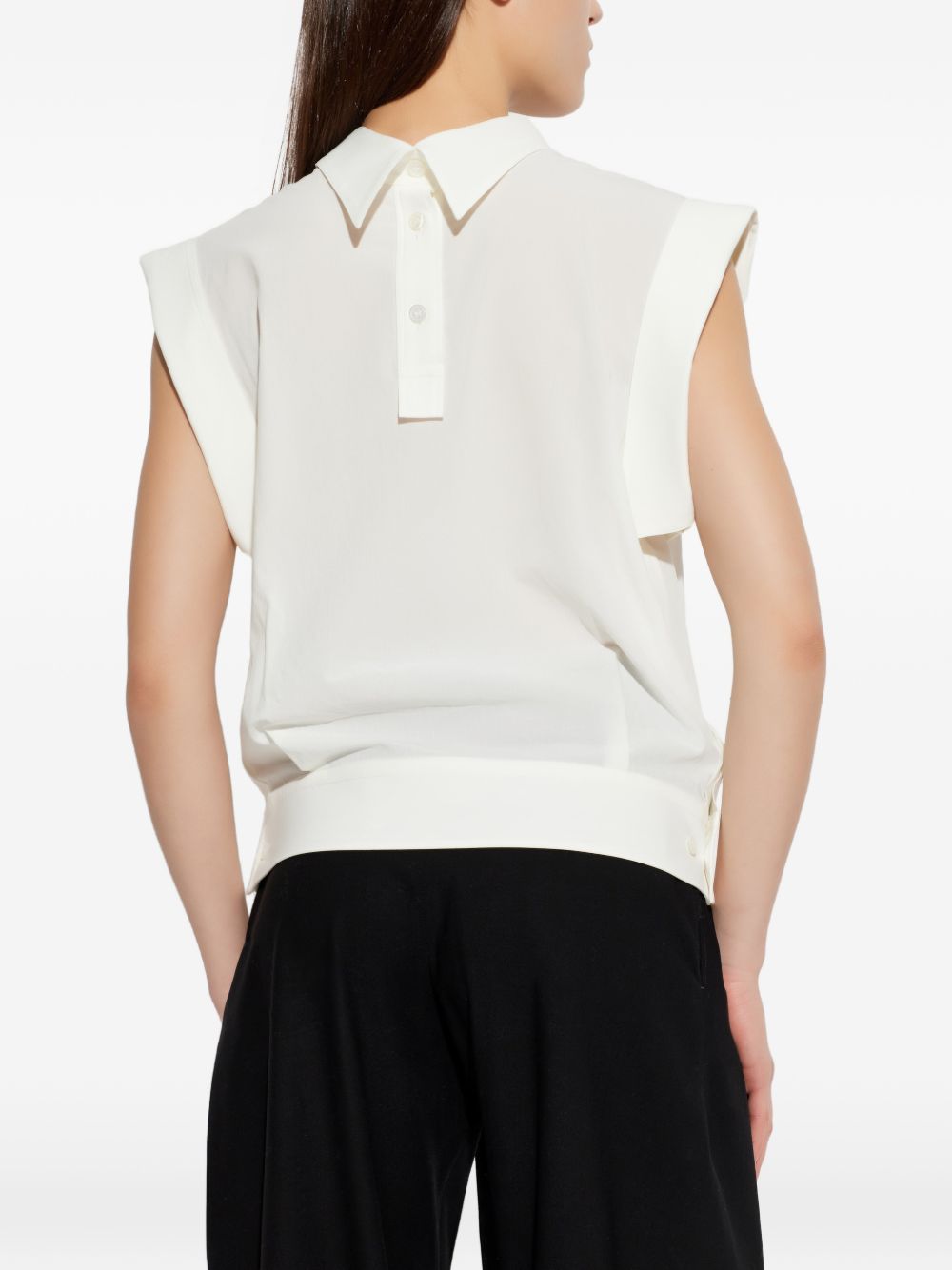 Camicia smanicata con colletto classico in bianco - Issey Miyake 
