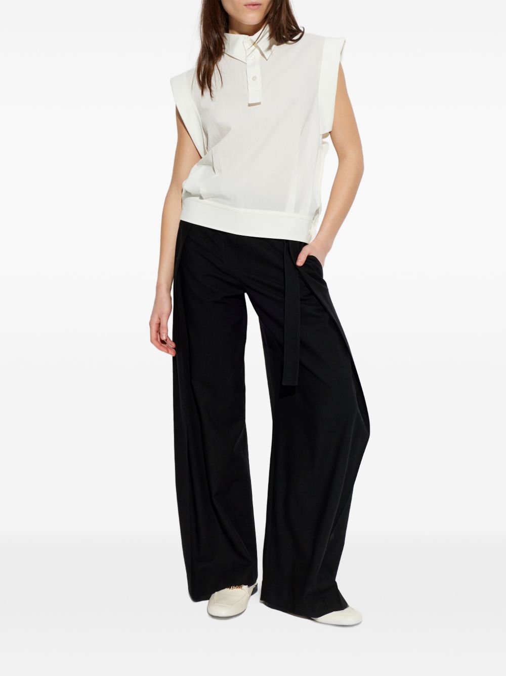 Camicia smanicata con colletto classico in bianco - Issey Miyake 