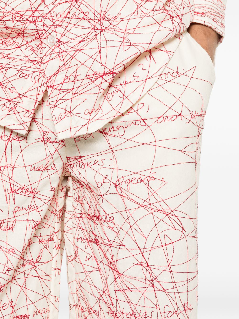 Pantaloni stampati con scrittura in bianco e rosso Kidsuper - uomo 
