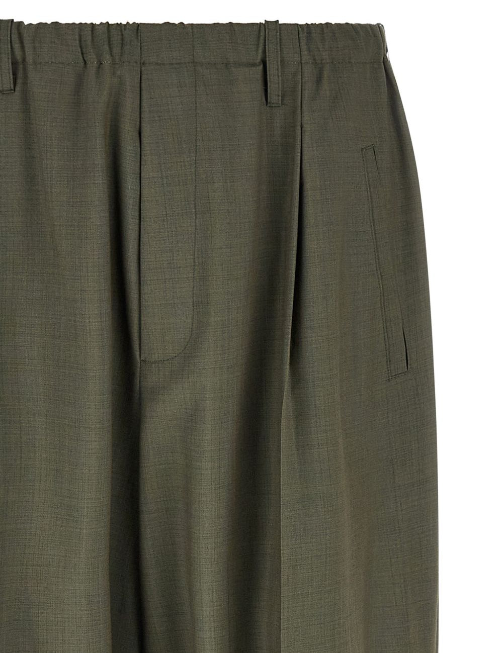 Pantaloni affusolati con elastico in vita in verde Magliano - uomo 