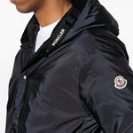 Piumino con cappuccio e logo in blu Moncler - uomo 
