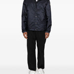 Piumino con cappuccio e logo in blu Moncler - uomo 