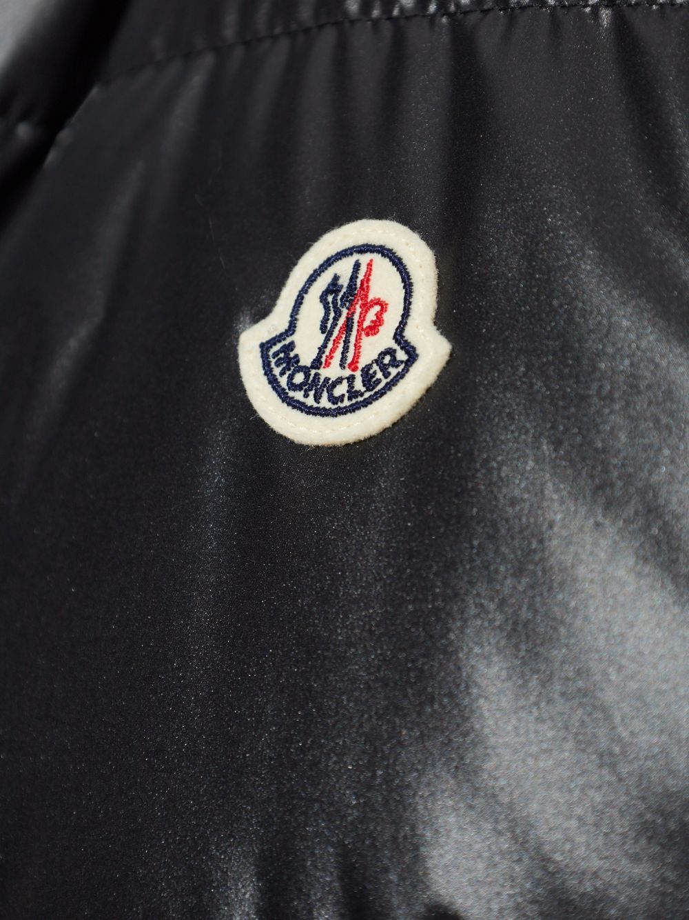 Gilet imbottito con patch logo in nero Moncler - uomo 
