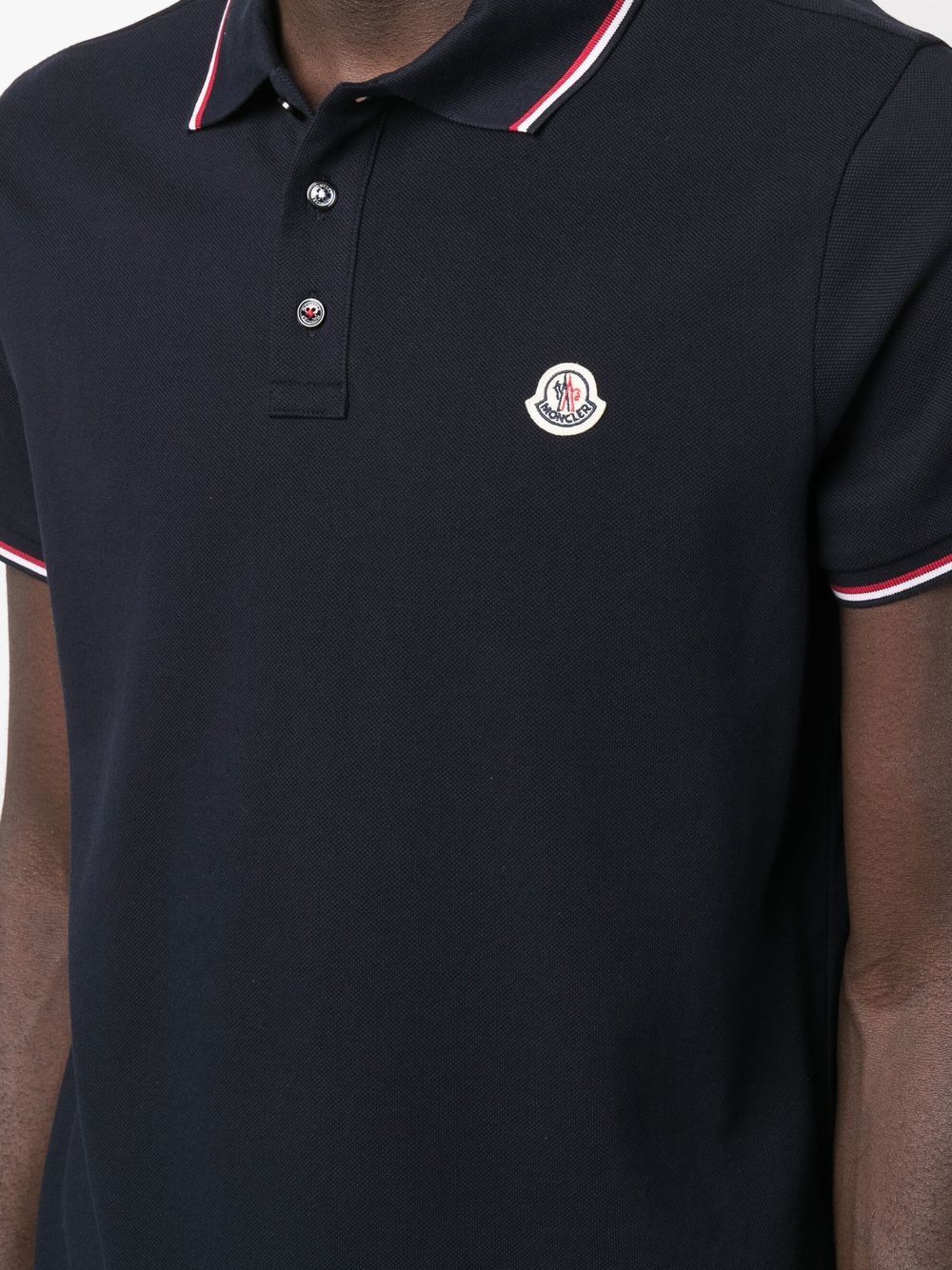 Polo con applicazione logo in blu Moncler - uomo 