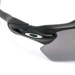 Occhiali da sole con logo in nero Oakley - unisex 