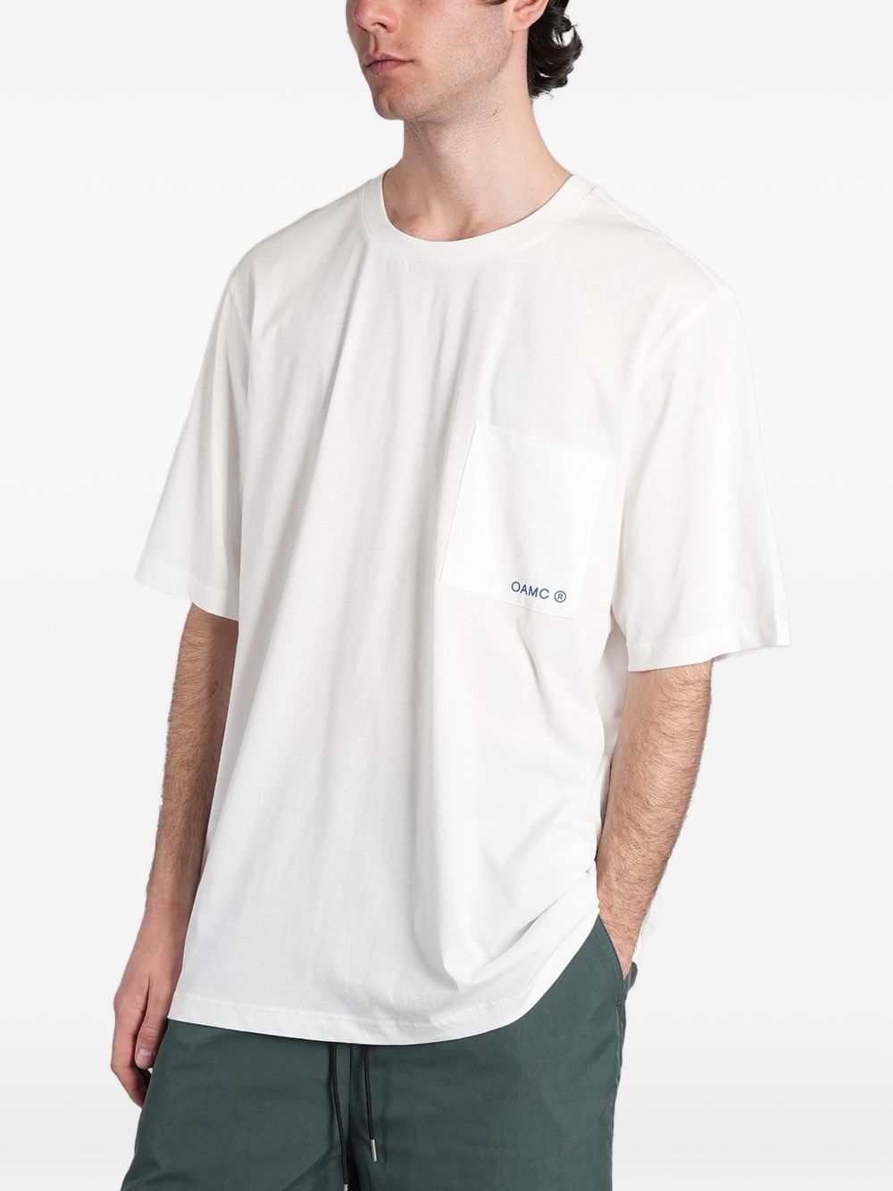 T-shirt con stampa del logo in bianco Oamc peacemaker - uomo 
