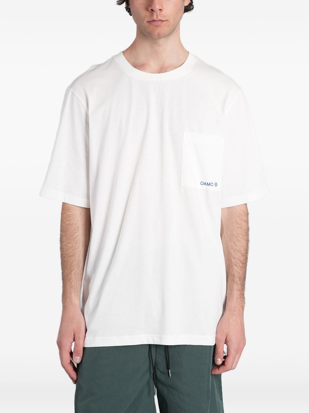 T-shirt con stampa del logo in bianco Oamc peacemaker - uomo 