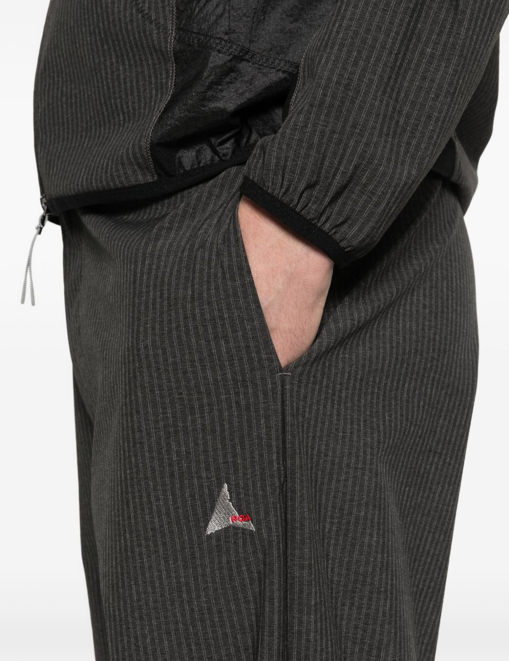 Pantaloni gessati con logo in nero Roa - uomo 