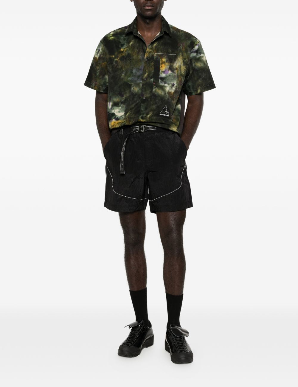 Camicia a maniche corte con stampa grafica in verde Roa x and wander - uomo 