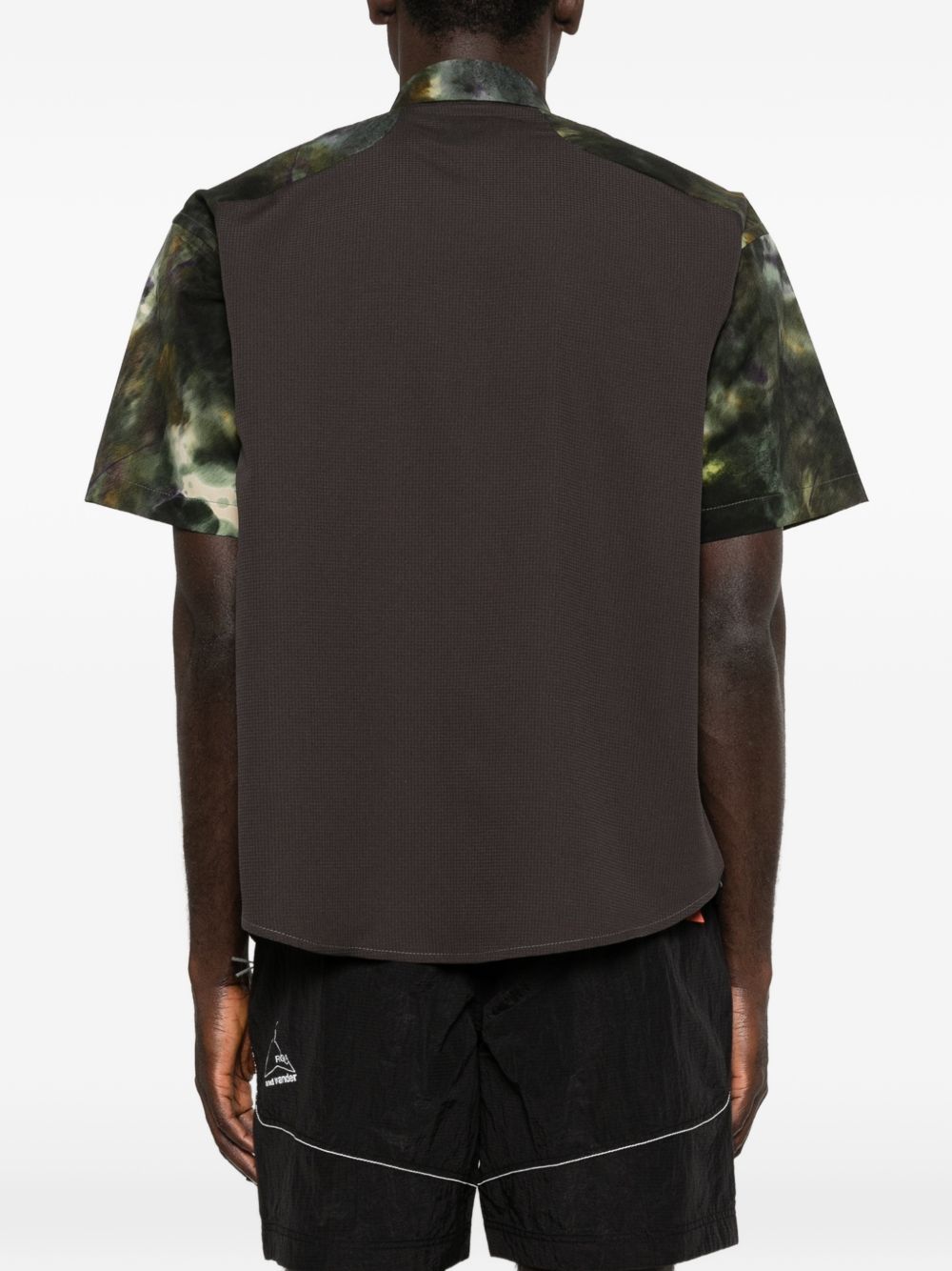 Camicia a maniche corte con stampa grafica in verde Roa x and wander - uomo 