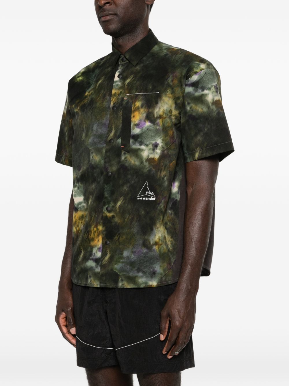 Camicia a maniche corte con stampa grafica in verde Roa x and wander - uomo 