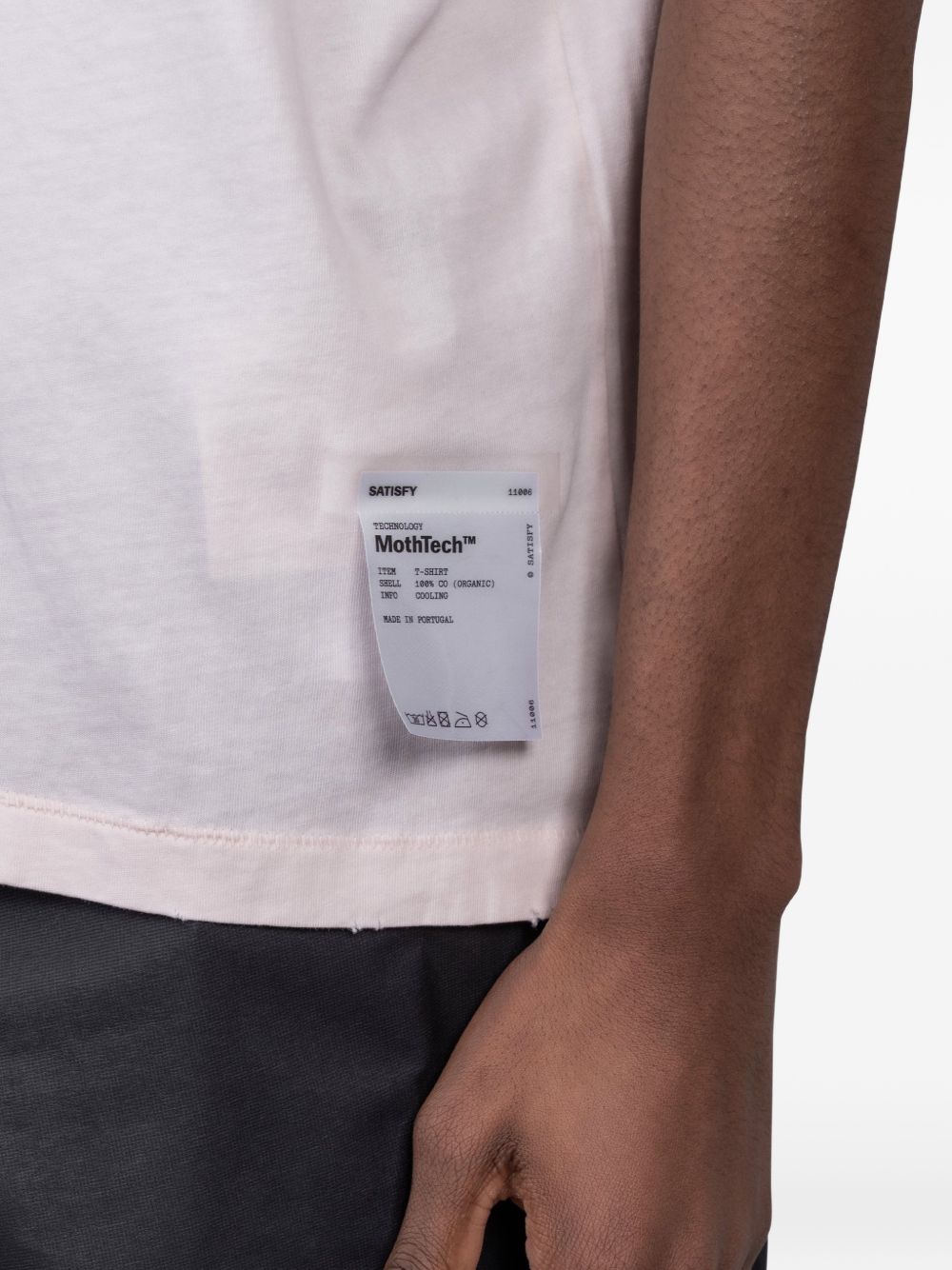 T-shirt con effetto vissuto in bianco Satisfy - unisex 