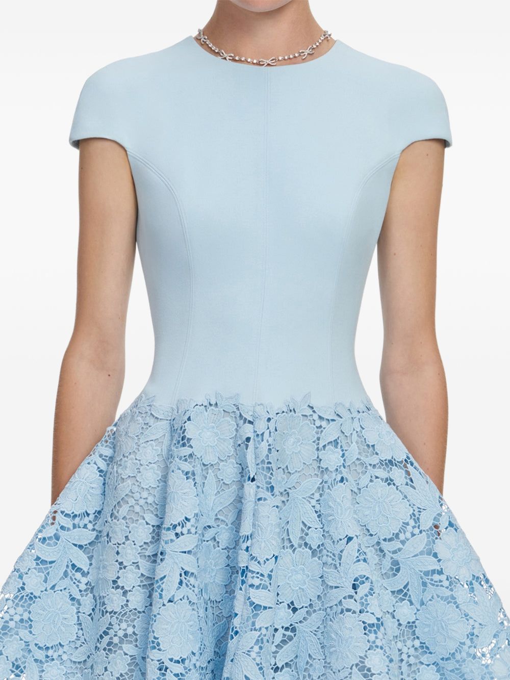 Abito corto in macramé in azzurro 