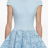 Abito corto in macramé in azzurro 