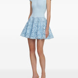 Abito corto in macramé in azzurro 