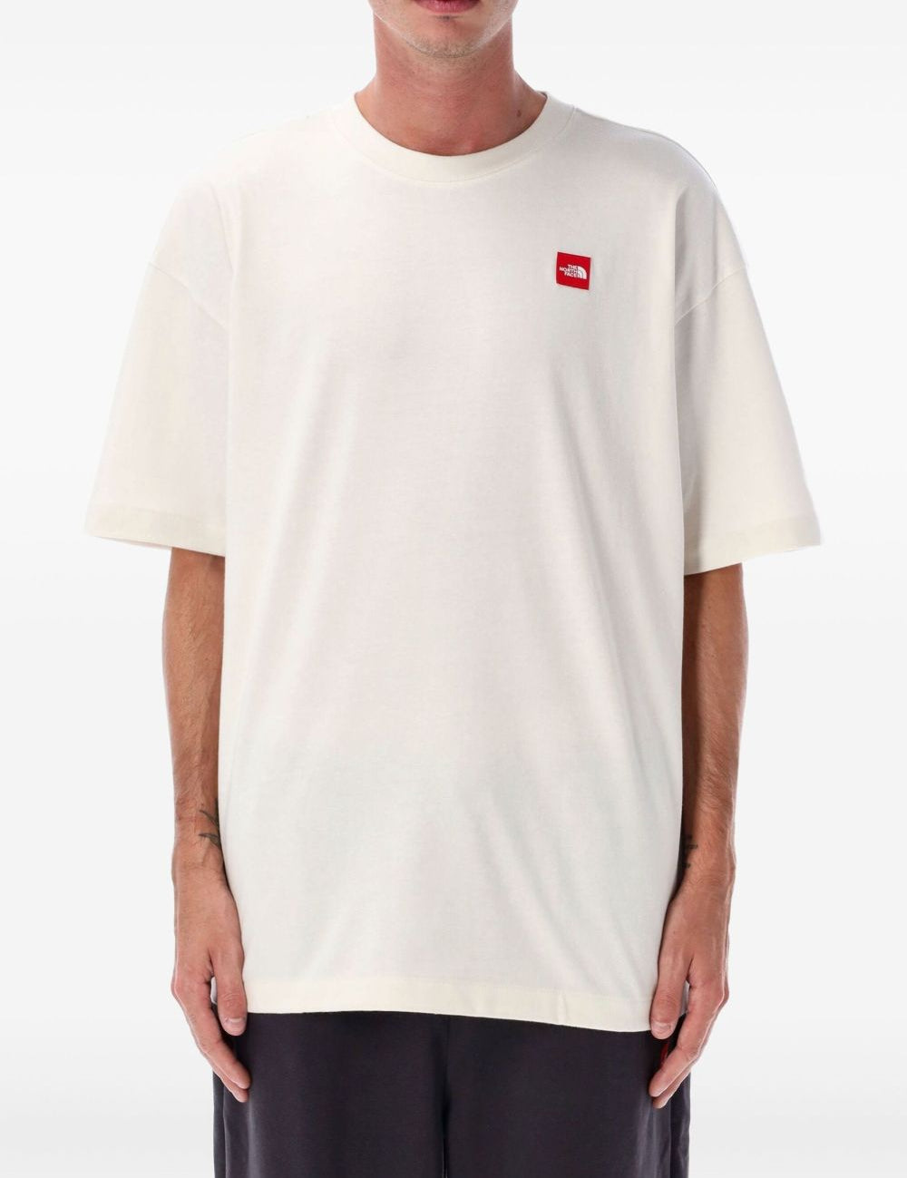 T-shirt con logo e toppa in bianco The north face - uomo 