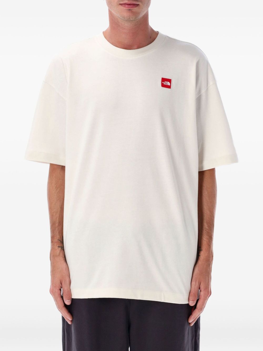 T-shirt con logo e toppa in bianco The north face - uomo 