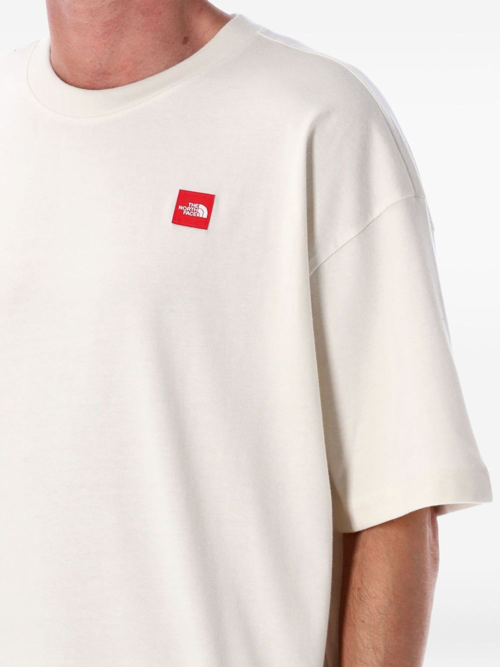 T-shirt con logo e toppa in bianco The north face - uomo 