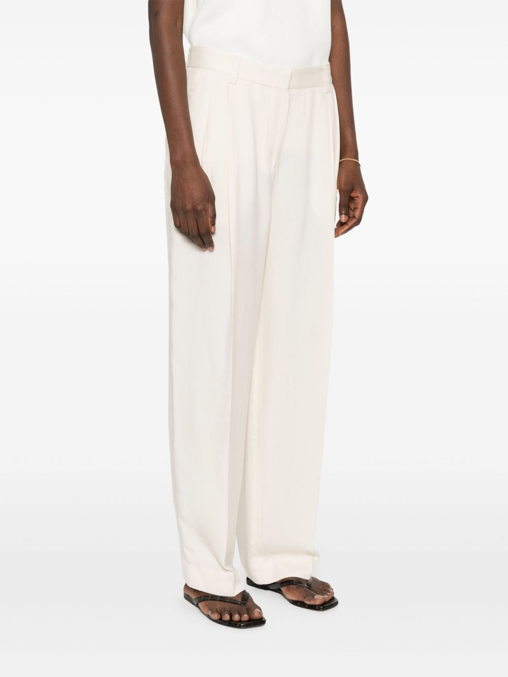 Pantaloni fluidi a doppia piega in bianco Toteme - donna 
