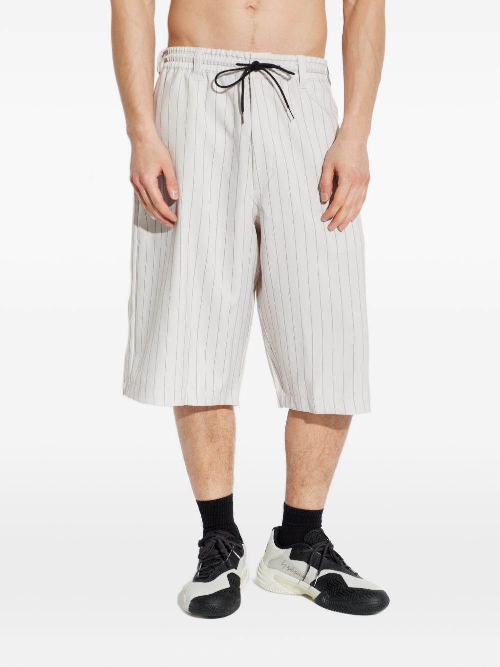 Bermuda gessati con coulisse in bianco Y-3 - uomo 