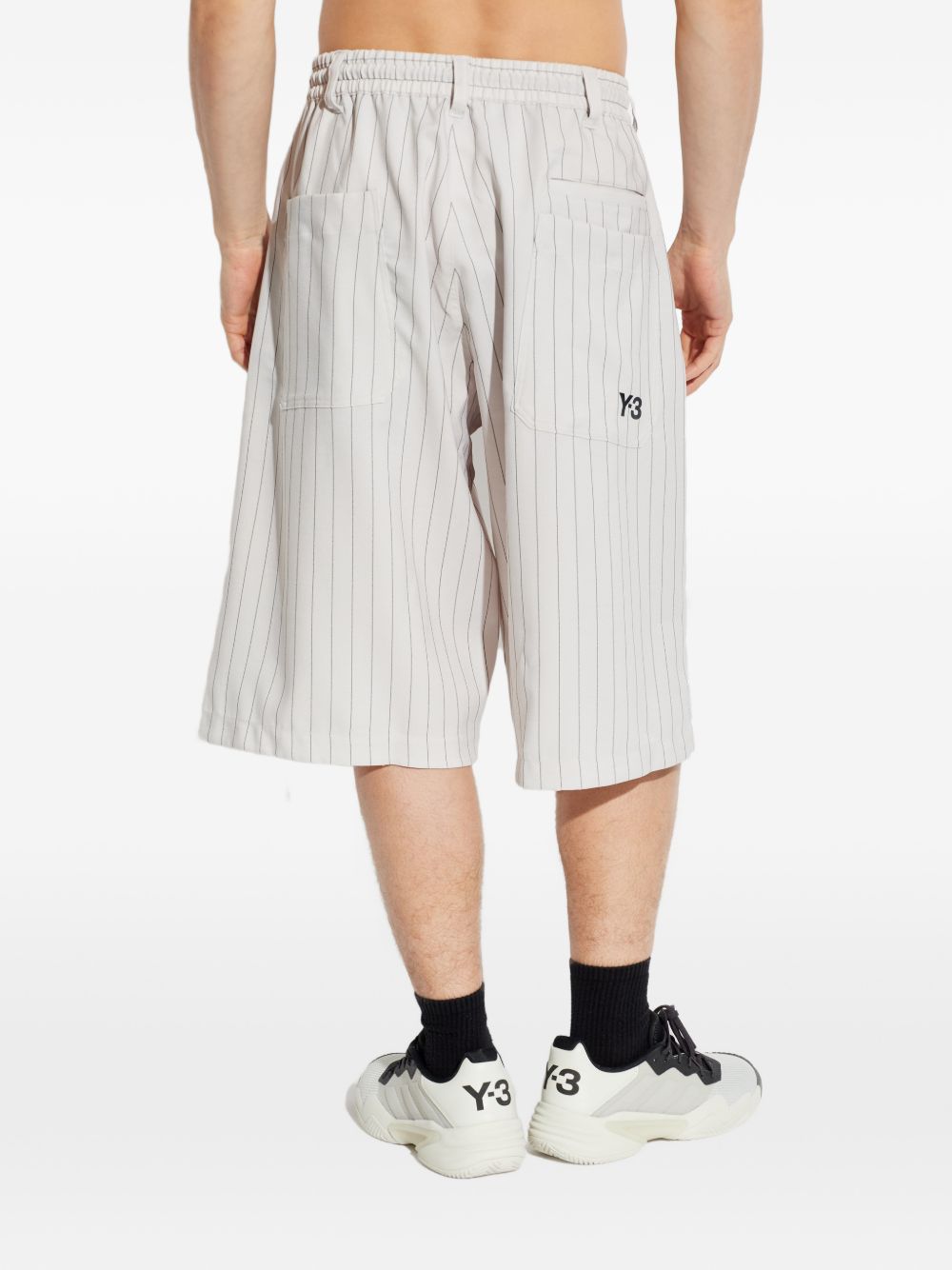 Bermuda gessati con coulisse in bianco Y-3 - uomo 