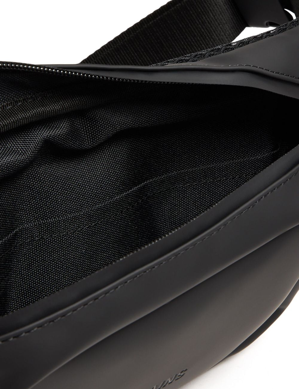 Marsupio con logo in nero - RAINS uomo 