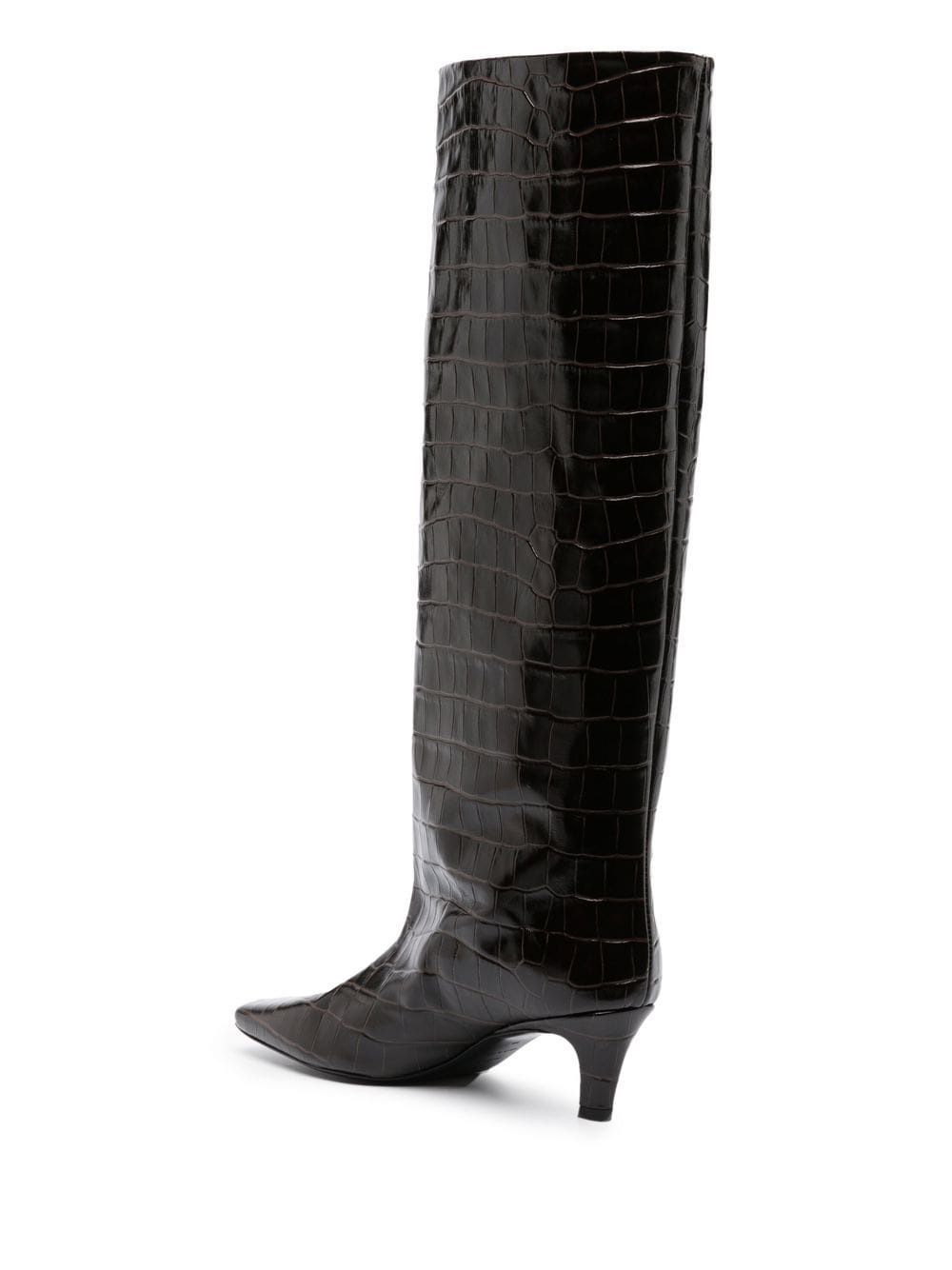 Stivali goffrati con effetto coccodrillo in marrone Toteme - donna 