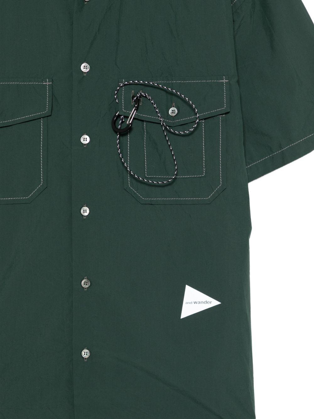 Camicia a maniche corte con moschettone in verde And wander - uomo 