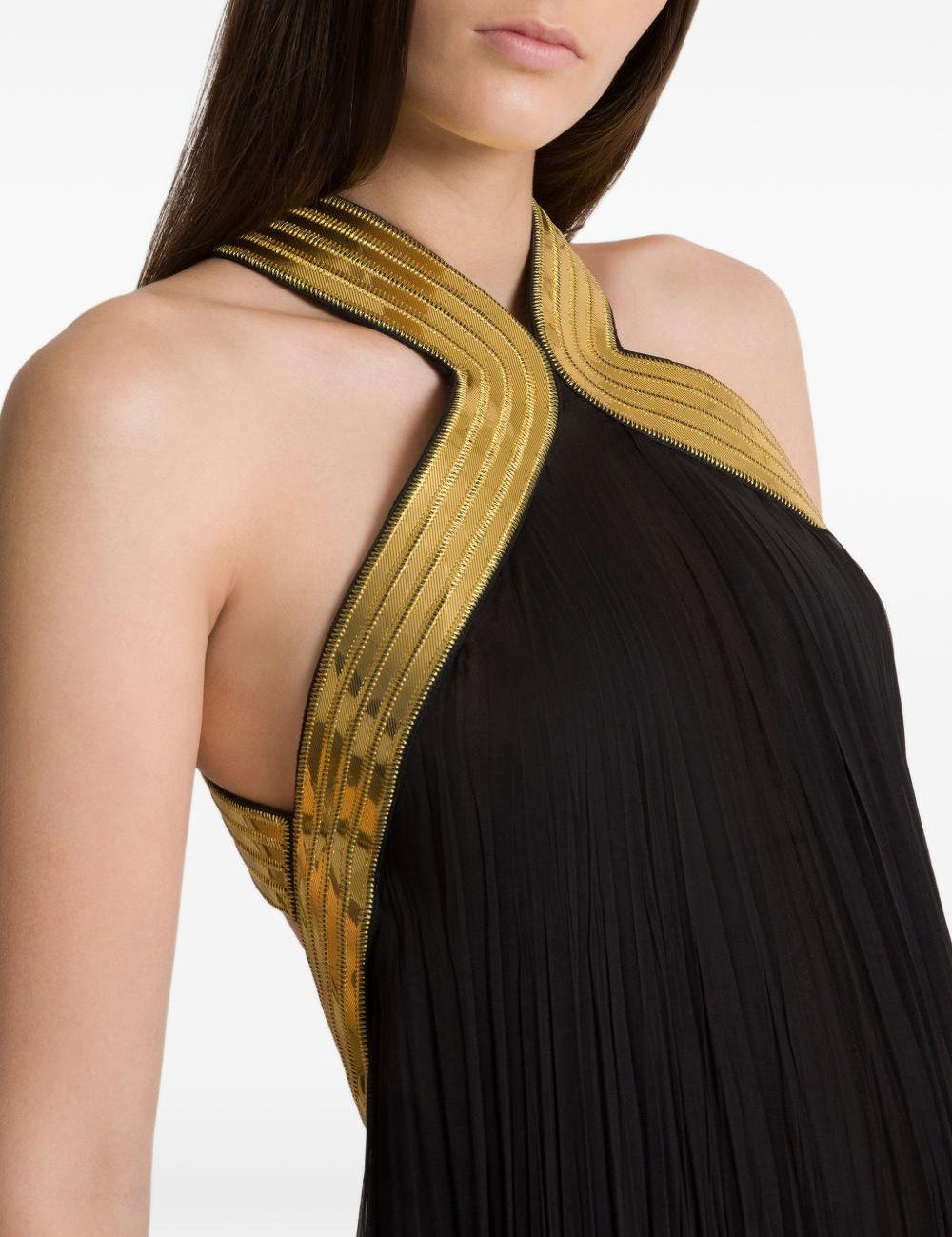 Abito lungo in chiffon plissé con ricami metallici in nero 