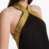Abito lungo in chiffon plissé con ricami metallici in nero 