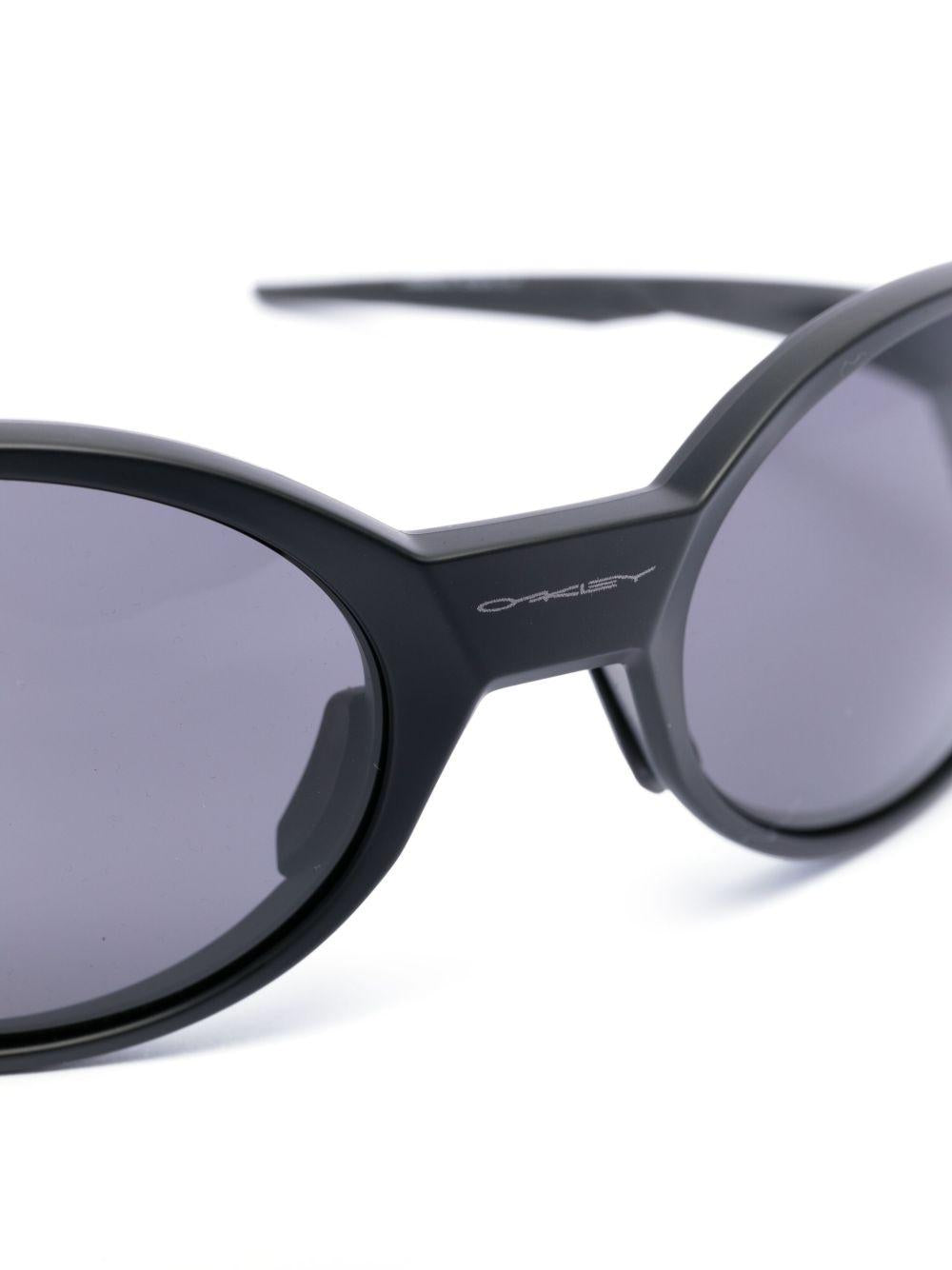 OCCHIALI DA SOLE OVALI IN NERO OAKLEY - UNISEX 