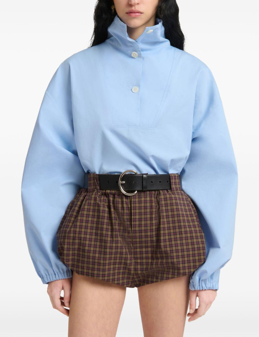 Camicia in popeline a collo alto in celeste 