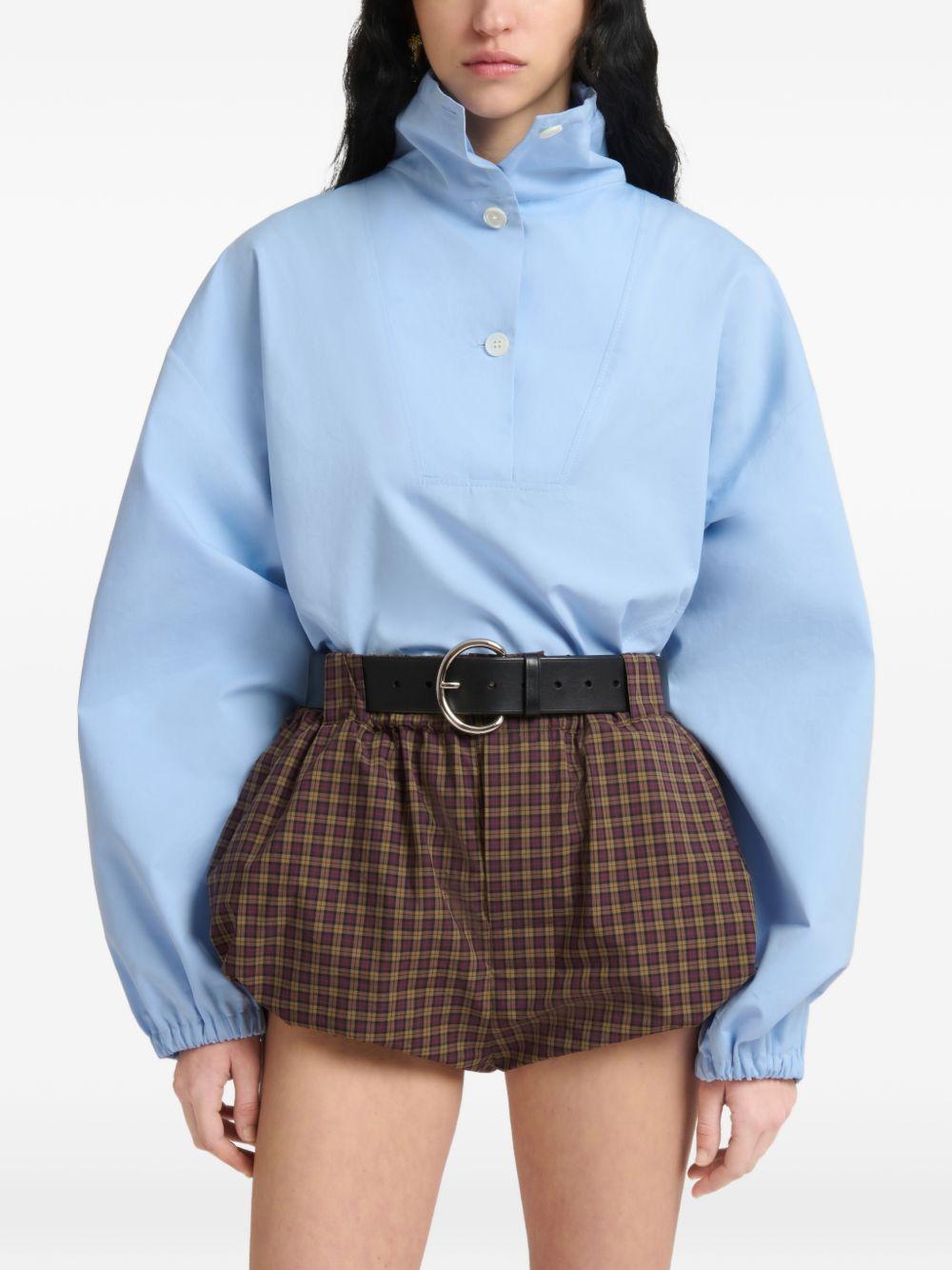 Camicia in popeline a collo alto in celeste 