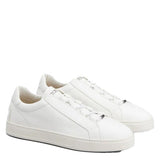 Sneakers basse in pelle scamosciata in bianco 