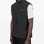 Gilet con zip sul collo in nero Arc'teryx - uomo 