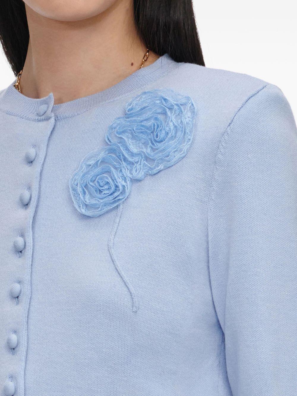 Cardigan in maglia con fiori in celeste 