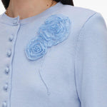 Cardigan in maglia con fiori in celeste 