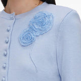 Cardigan in maglia con fiori in celeste 
