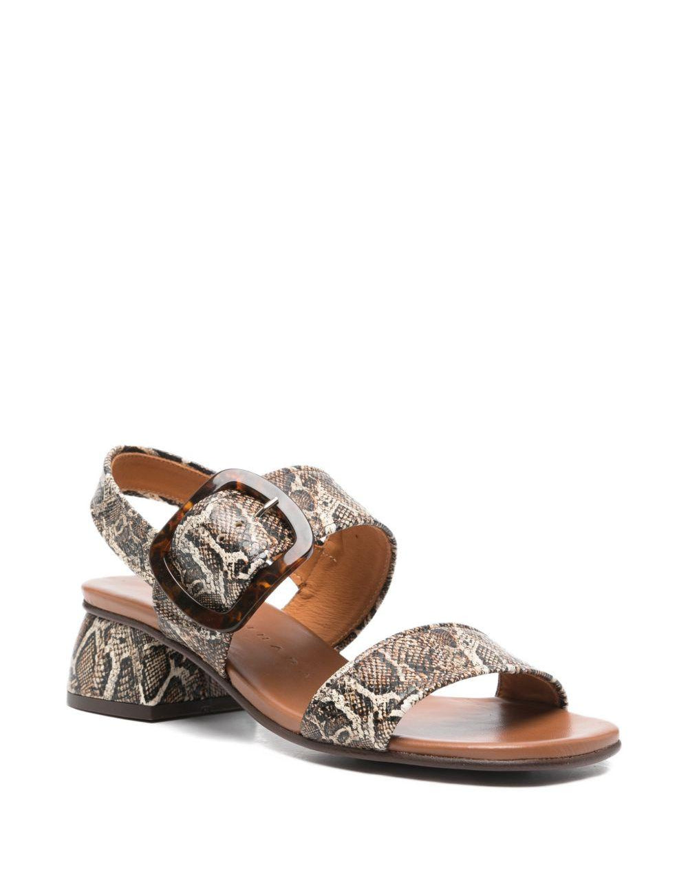 Sandali con stampa serpente e fibbia in marrone Chie mihara - donna 