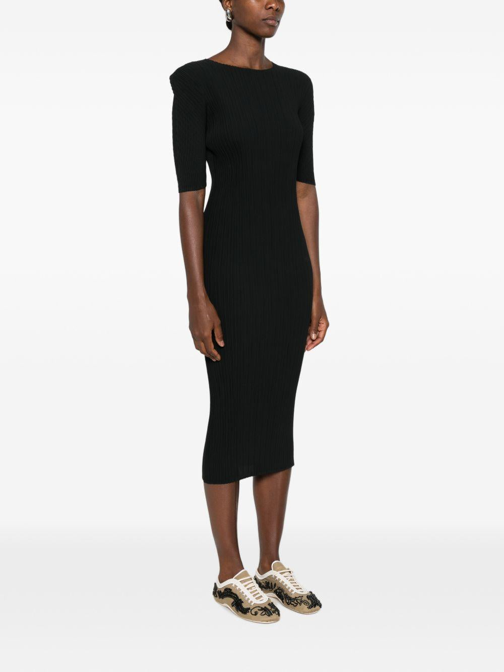 Abito con spalline e design plissettato in nero 