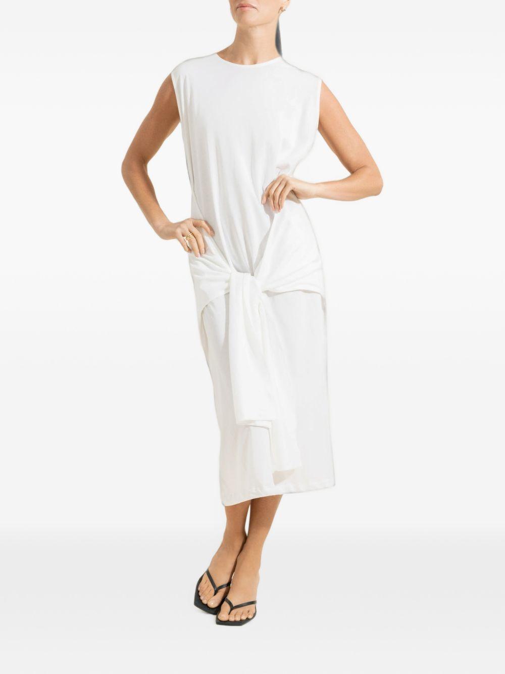 Abito midi con cintura in vita in bianco 
