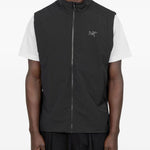 Gilet con zip sul collo in nero Arc'teryx - uomo 