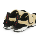 Sneakers in shearling bicolore in beige e nero 