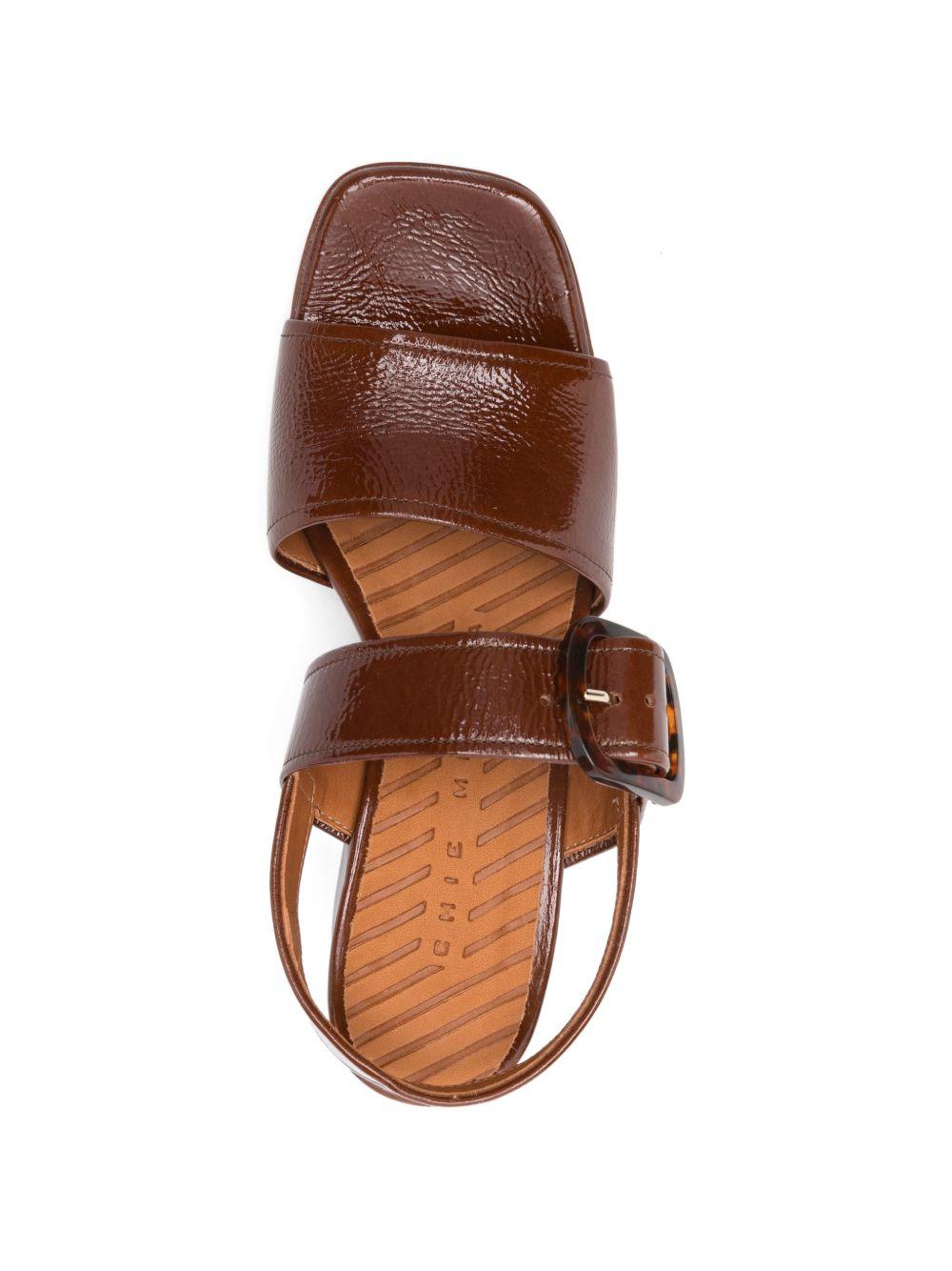 Sandali in pelle lucida con fibbia in marrone Chie mihara - donna 