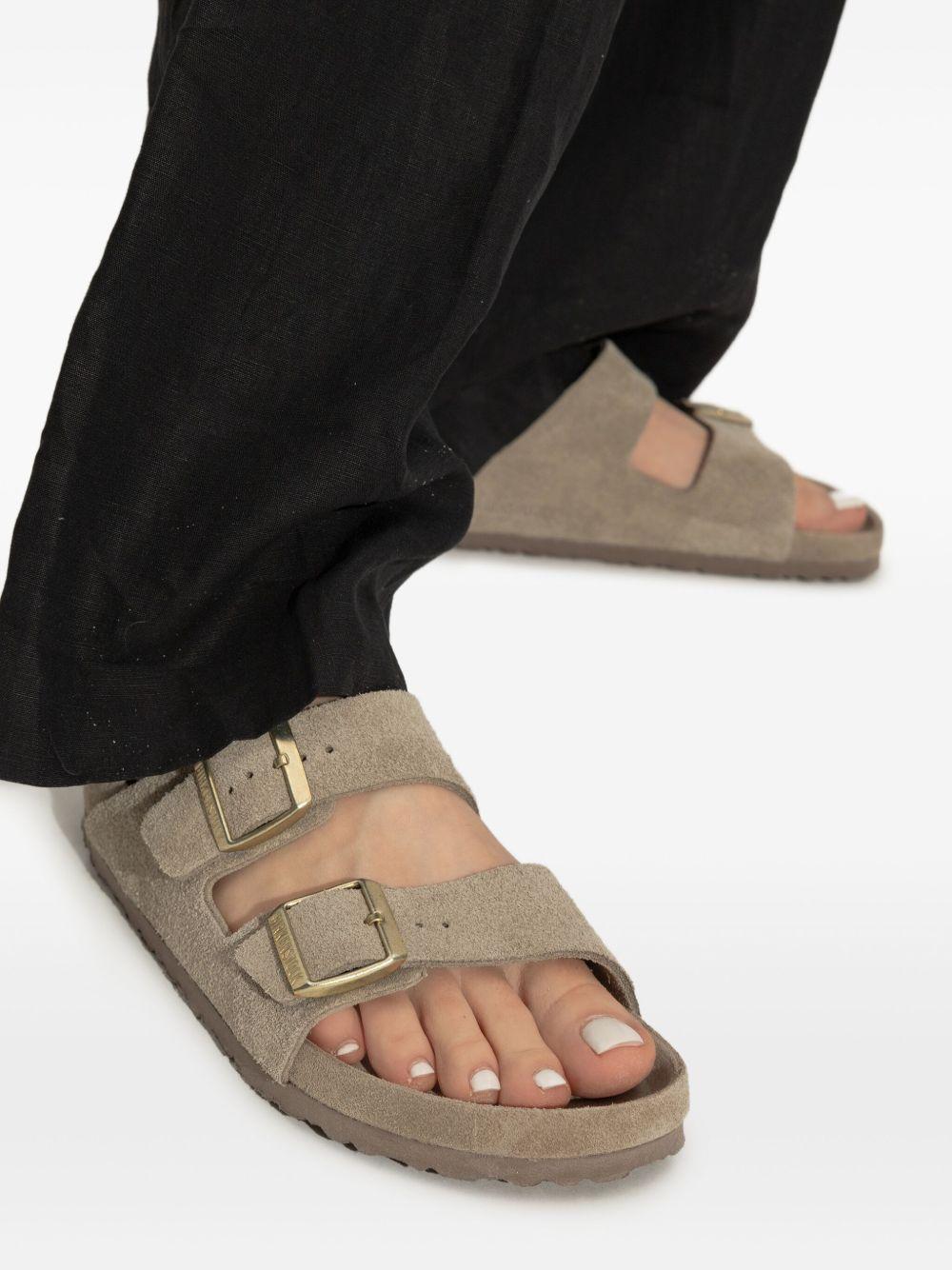 Ciabatte arizona in grigio taupe Birkenstock - unisex 